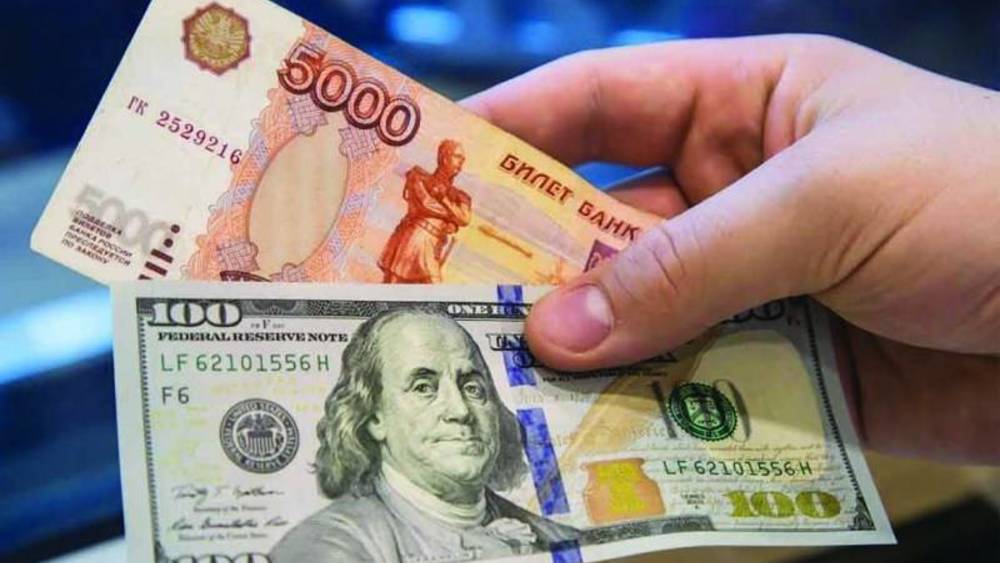 ​​الروبل الروسي ينخفض إلى أدنى مستوى مقابل الدولار في 16 شهراً