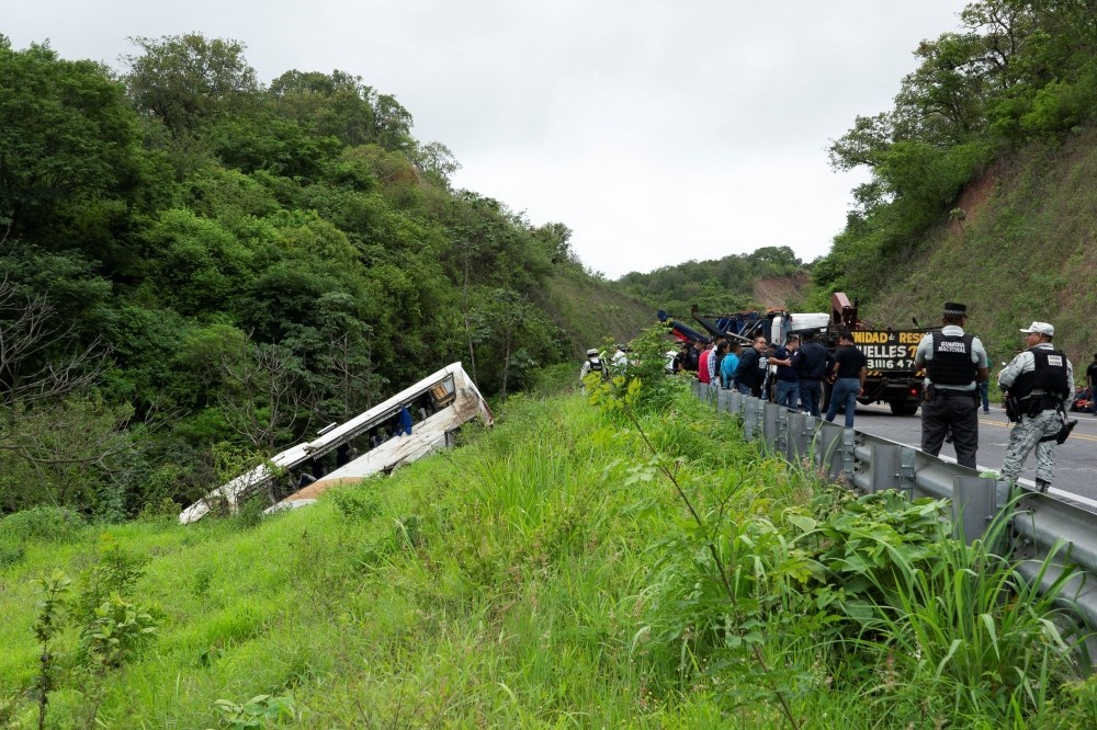 مصرع 18 شخصا إثر سقوط حافلة في المكسيك