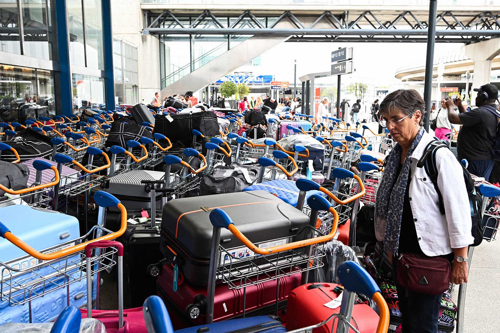 «فوضى» في مطار «أورلي الفرنسي» تؤخر 10 آلاف مسافر