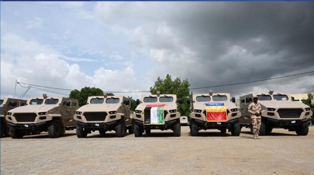 الإمارات تقدم لتشاد آليات عسكرية ومعدات لدعم جهود مكافحة الإرهاب