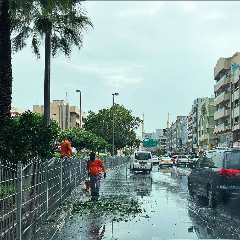 بلدية دبي تتعامل مع 100 بلاغ طارئ نتيجة العاصفة المطرية