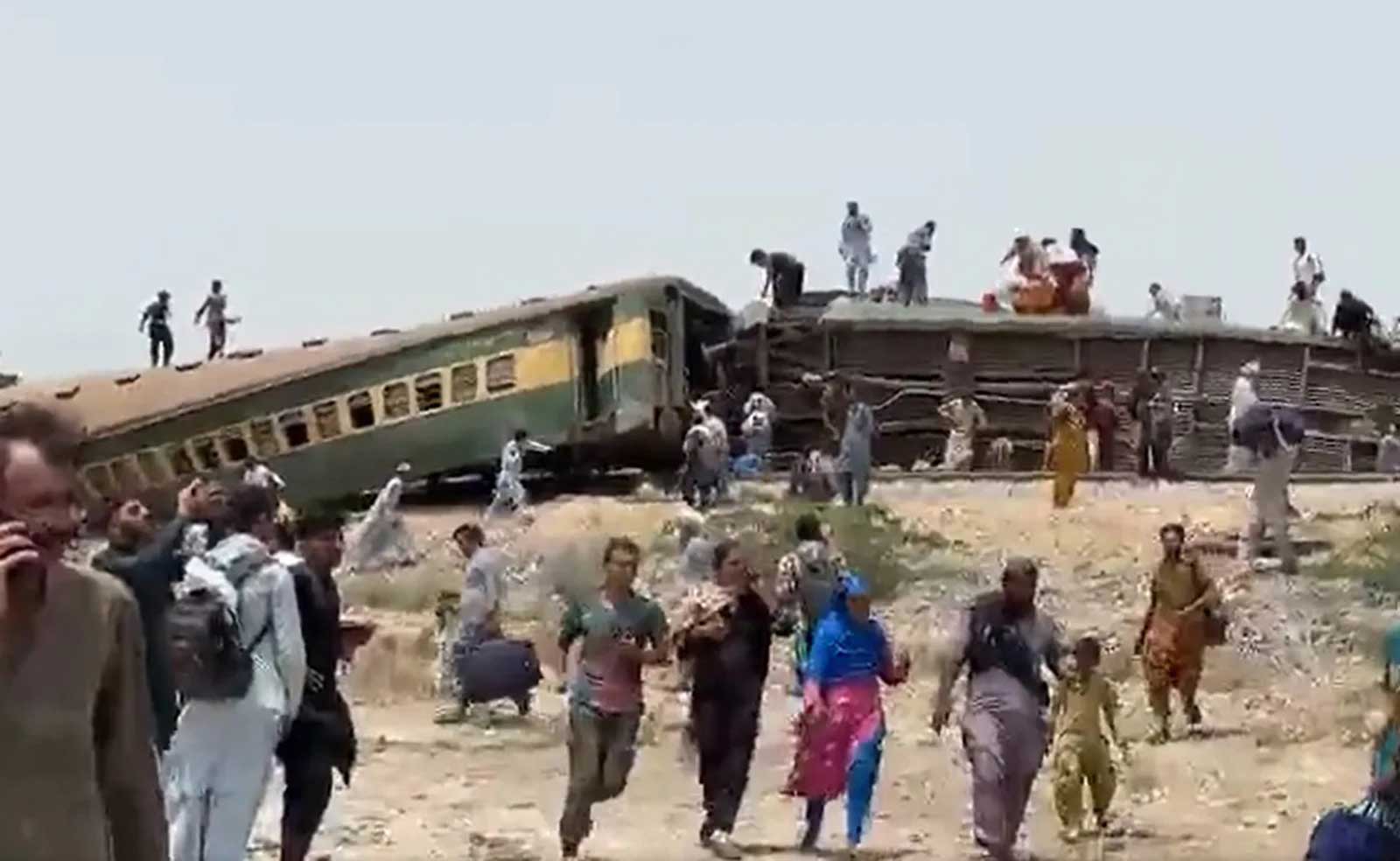 15 قتيلاً بخروج قطار عن مساره في باكستان