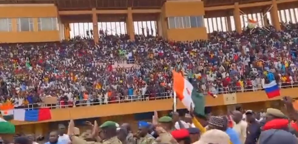 الآلاف يتظاهرون دعماً للانقلاب في النيجر