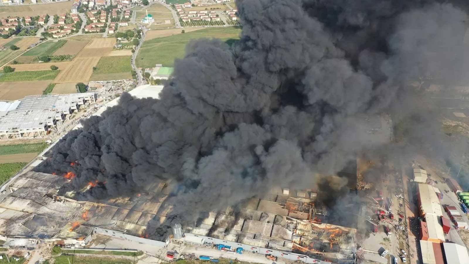 انفجار ضخم يهز ميناء ديرينس في تركيا (فيديو)