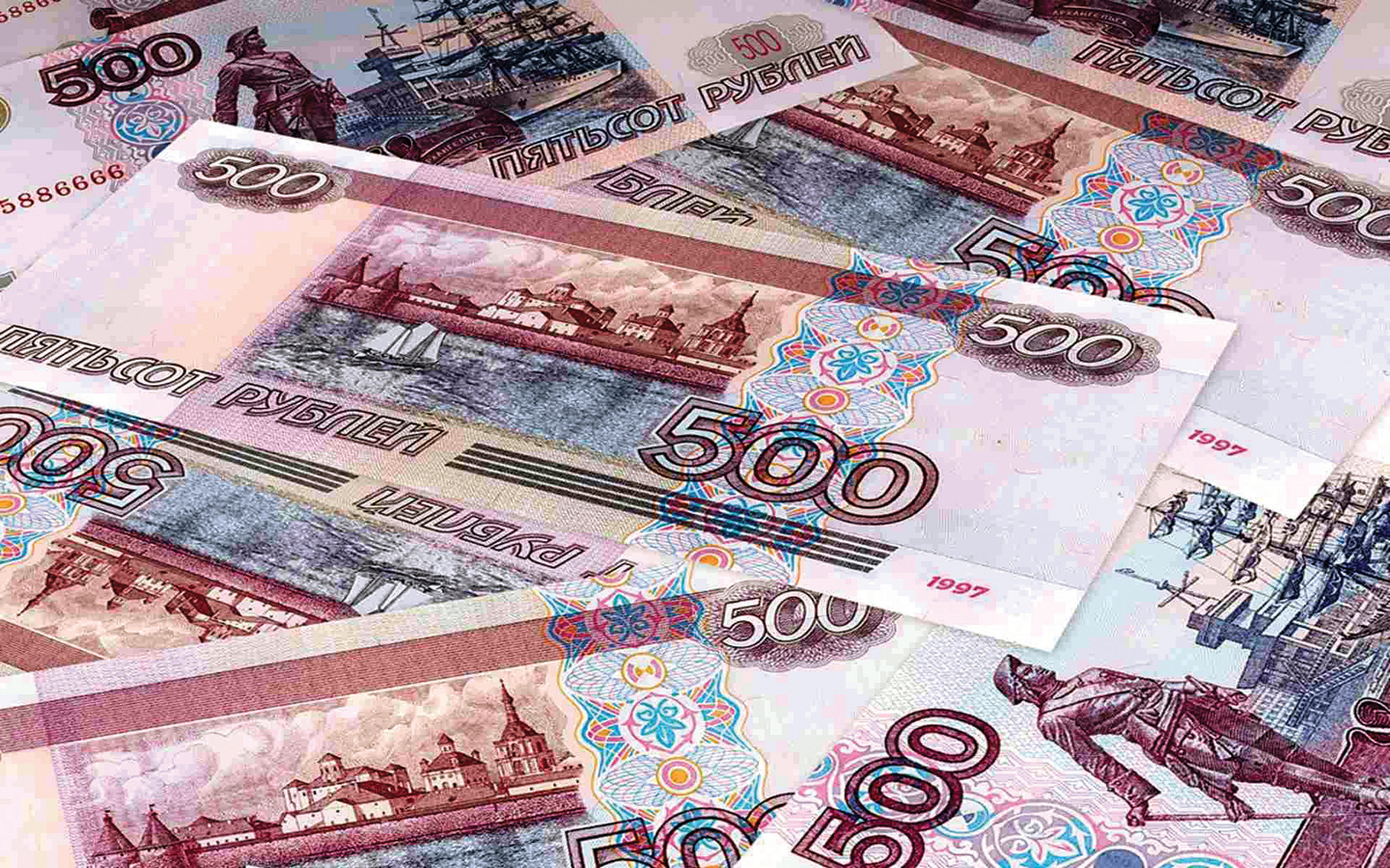 سعر الدولار يتجاوز 97 روبل لأول مرة منذ مارس 2022