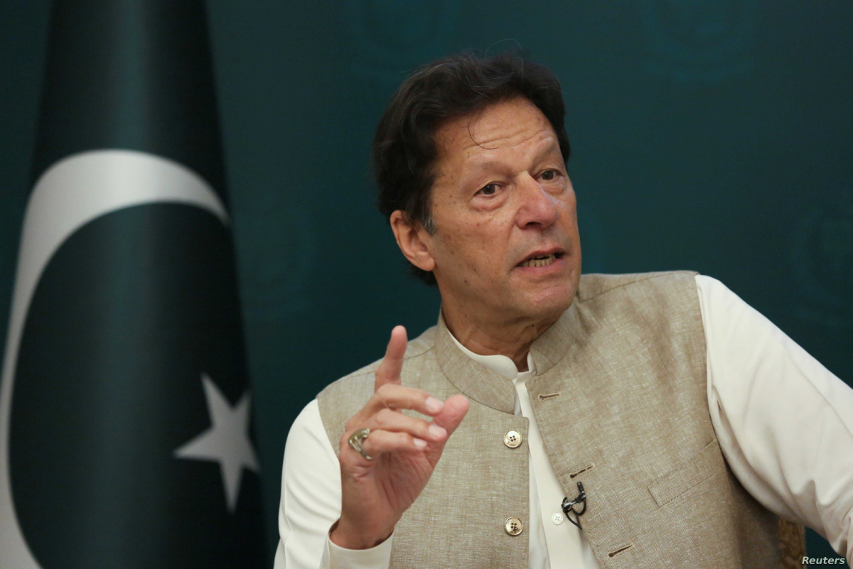 باكستان تمنع عمران خان من ممارسة السياسية 5 سنوات