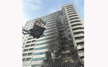الصورة: الصورة: السيطرة على حريق بواجهة بناية سكنية في عجمان (فيديو)