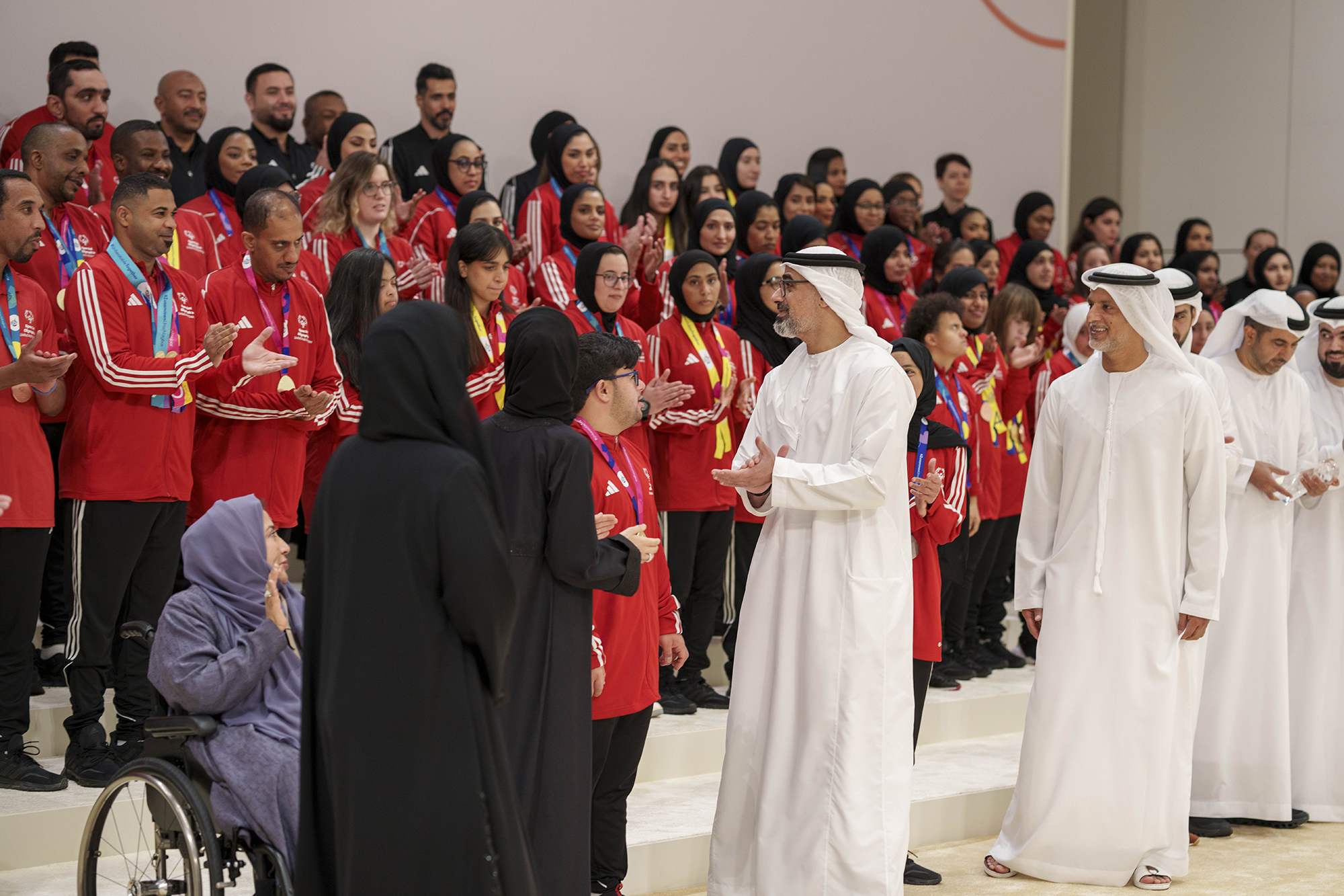 خالد بن محمد بن زايد يستقبل أعضاء بعثة الإمارات للأولمبياد الخاص