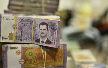 الصورة: الصورة: الليرة السورية إلى مستوى تاريخي.. والدولار يلامس 16 ألف ليرة