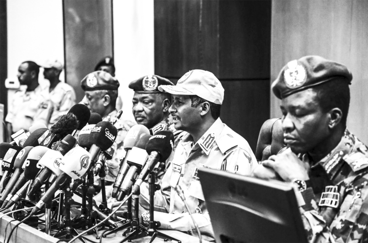 الصورة : 2019 حل المجلس العسكري الانتقالي السوداني إثر تشكيل مجلس السيادة للفترة الانتقالية.