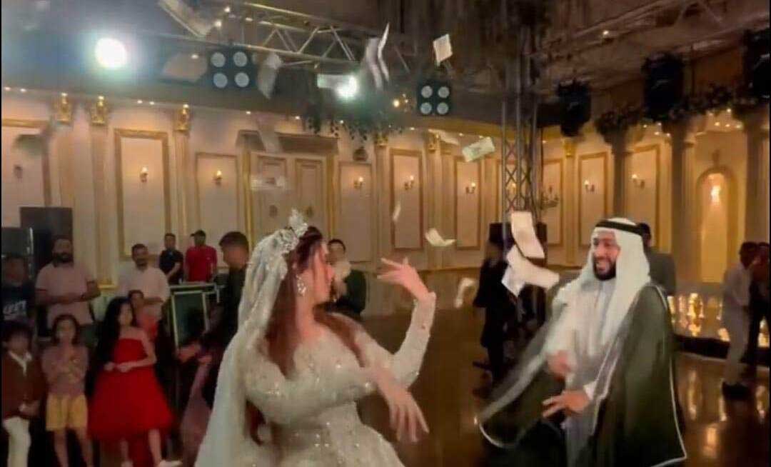 ليس سعودياً.. عريس يلقي نقوداً على عروسته المصرية