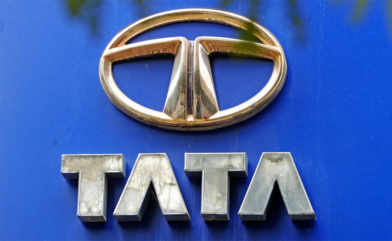 «تاتا» تبحث تزويد سيارات «جاغوار لاند روفر» الكهربائية بالبطاريات