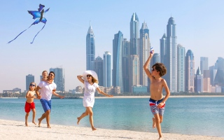 الصورة: الصورة: السياحة والعقارات والرسملة القوية تدعم قوة بنوك الإمارات