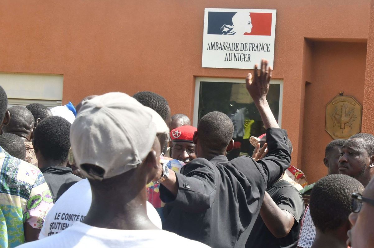 في أحدث تطور..النيجر تمهل سفير فرنسا 48 ساعة لمغادرة البلاد