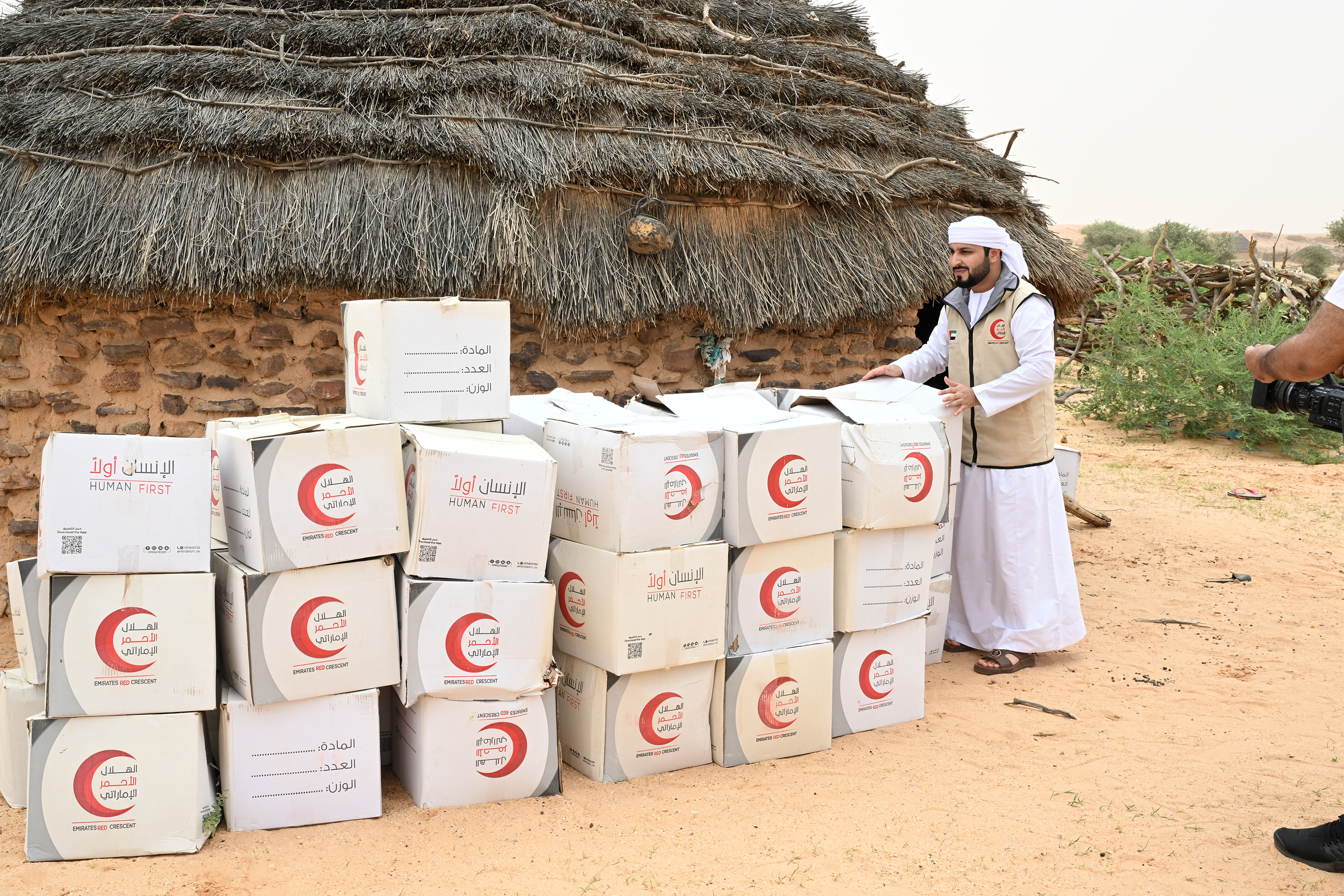 الفريق الإنساني الإماراتي يواصل توزيع الطرود الغذائية في تشاد