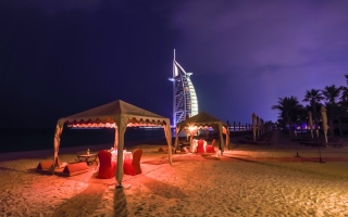 الصورة: الصورة: «نيويورك تايمز»: شواطىء دبي الليلية.. الأجمل في العالم