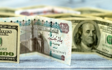 الصورة: الصورة: سعر الدولار اليوم مقابل الجنيه المصري يواصل تراجعه في السوق السوداء واستقرار رسمي