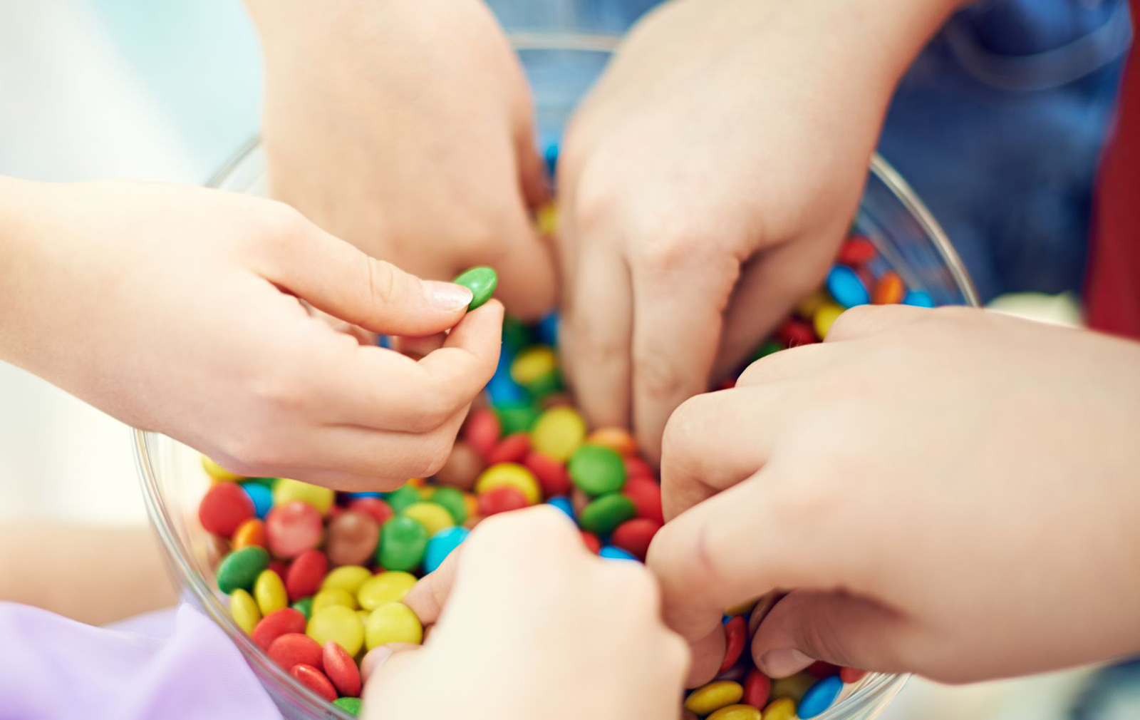 حلوى توقع طفلين في مصيدة تعاطي المخدرات