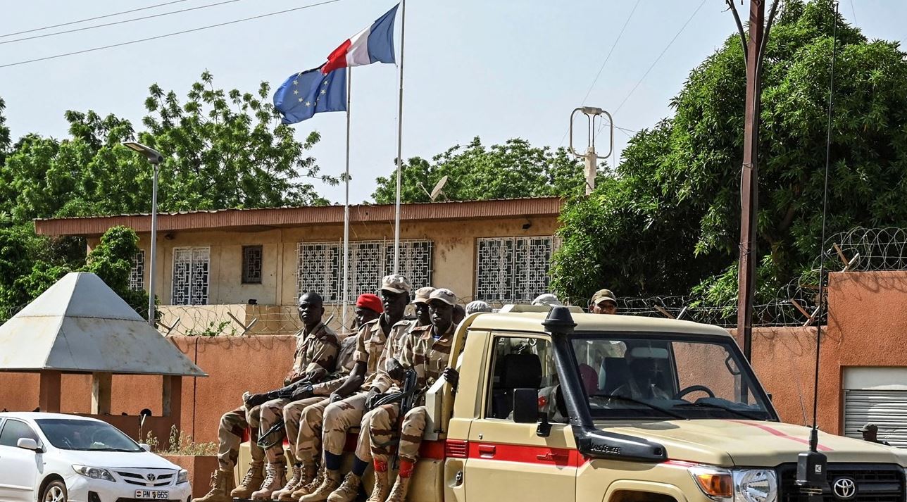 المجلس العسكري في النيجر يأمر الشرطة بطرد السفير الفرنسي
