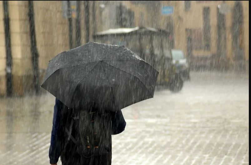 مدريد تطلب من السكان البقاء في المنازل تحسبا لأمطار غزيرة