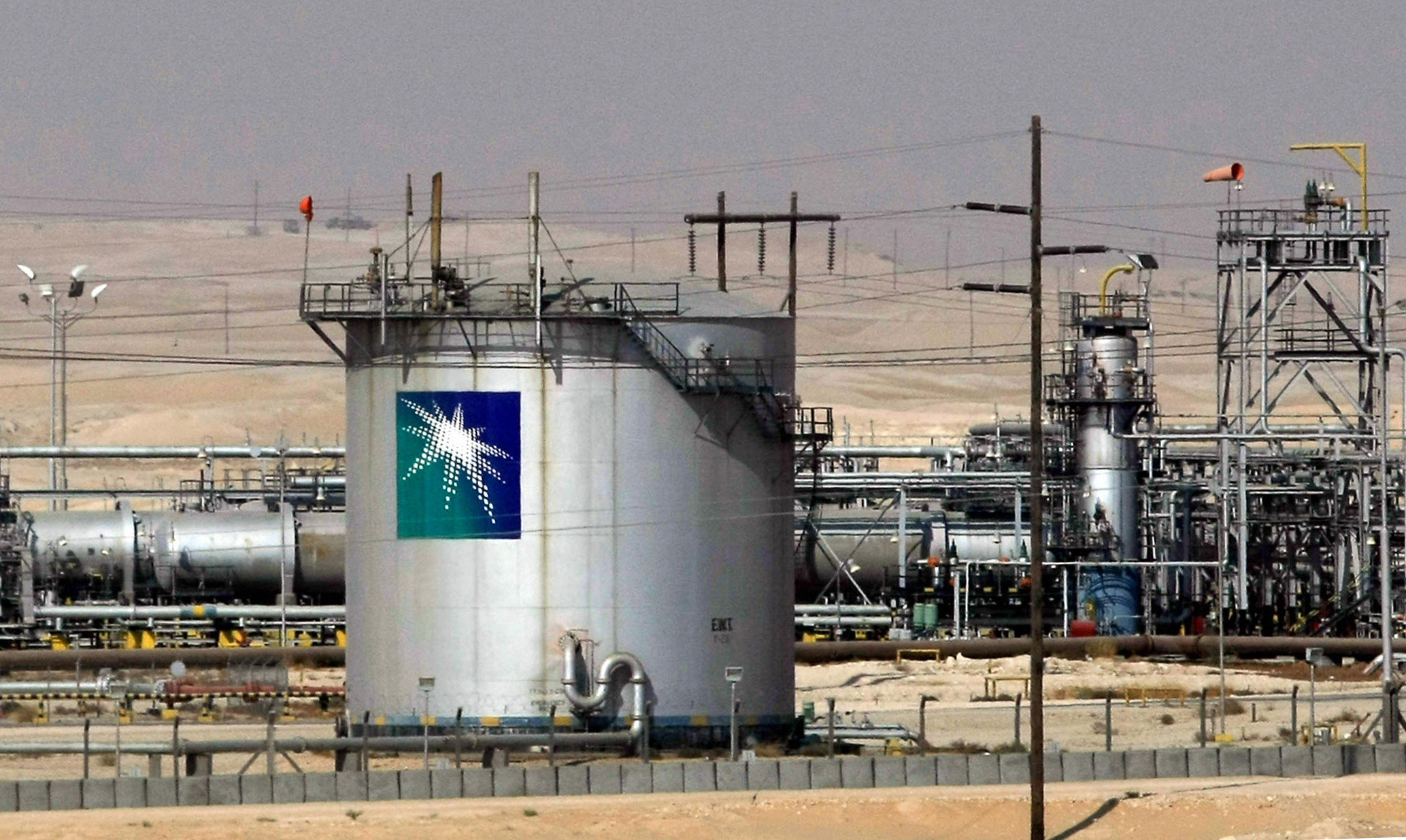 السعودية وروسيا تمددان تقليص إمدادات النفط حتى نهاية العام