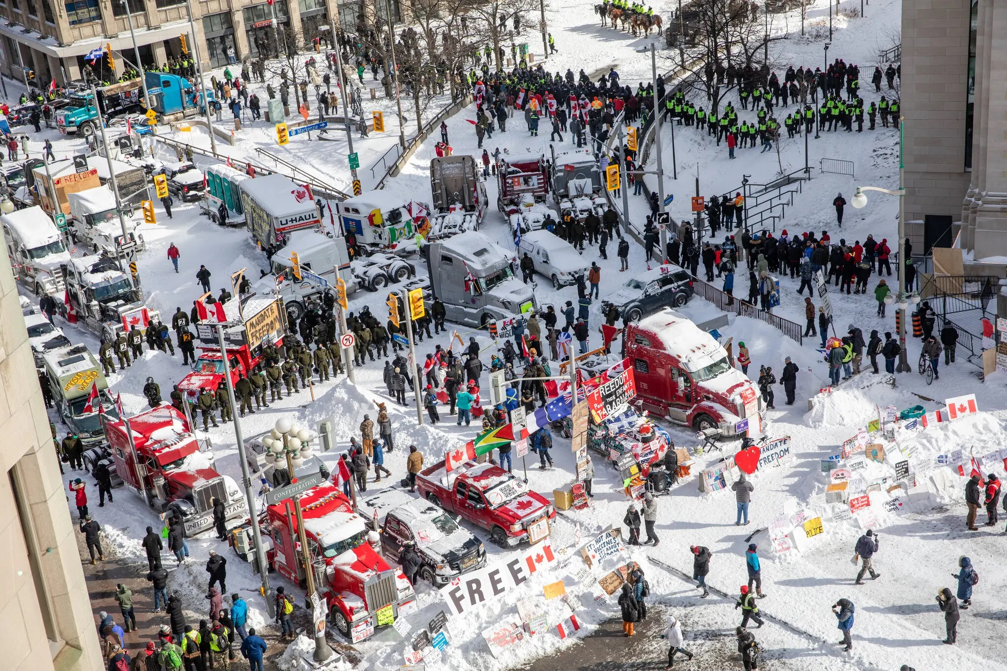 كندا تحاكم منظمي الحركة الاحتجاجية لسائقي الشاحنات العام الماضي