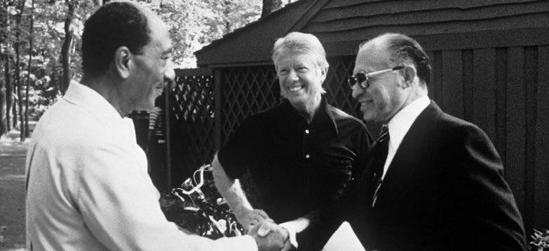 الصورة : 1978عقد أول اجتماعات كامب ديفيد بين رئيس وزراء إسرائيل مناحم بيغن والرئيس المصري محمد أنور السادات.