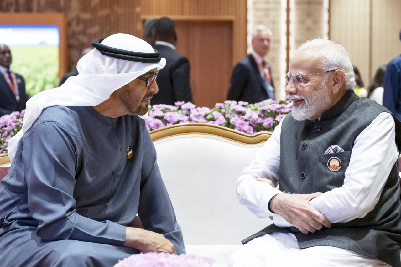 الصورة : رئيس الدولة في حديث مع رئيس وزراء الهند