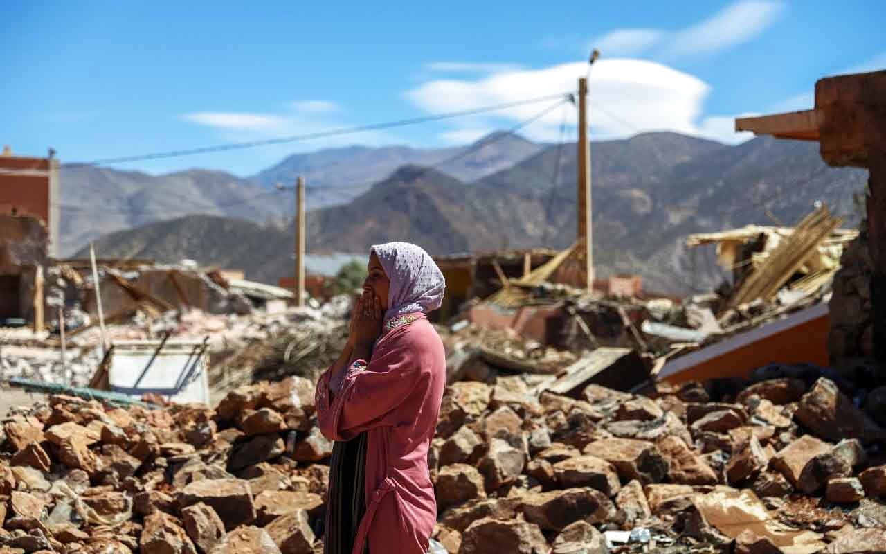الصورة : امرأة مغربية تقف قرب أنقاض مبنى دمر   جراء الزلزال / رويترز
