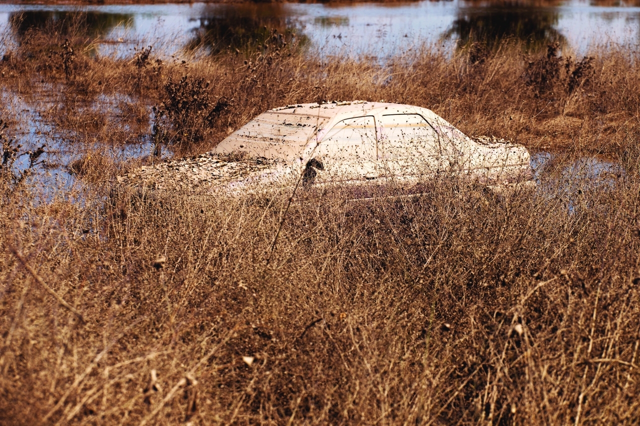 الصورة : سيارة مغطاة بالطين في ريزوفوني بالقرب من كارديتسا وسط اليونان | أي.بي.إيه