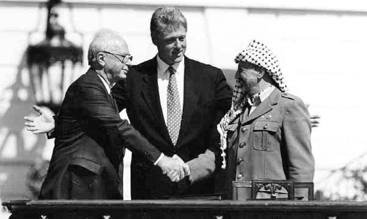 الصورة : 1993 ياسر عرفات وإسحاق رابين يوقعان على اتفاقية أوسلو.
