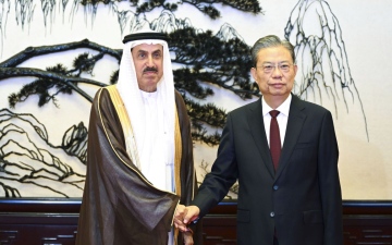 الصورة: الصورة: صقر غباش ورئيس البرلمان الصيني يؤكدان أهمية شراكة البلدين