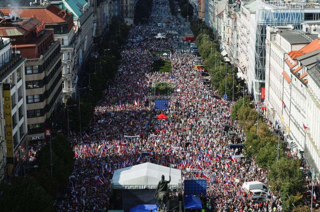 آلاف التشيكيين يتظاهرون ضد الحكومة احتجاجاً على اهتمامها بأوكرانيا أكثر منهم