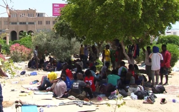 الصورة: الصورة: تونس تخلي ساحة عامة من المهاجرين في صفاقس