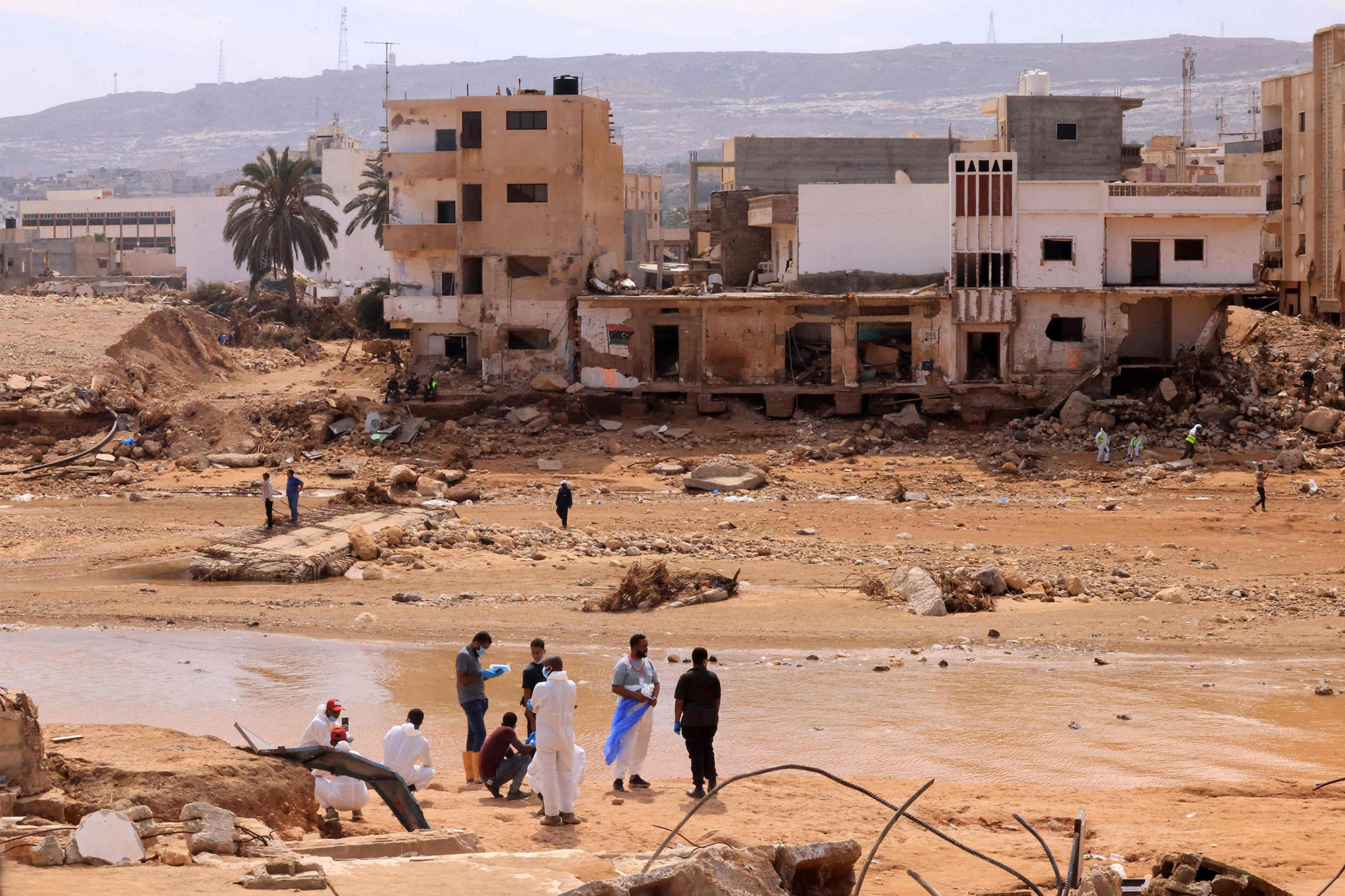 الناجون من فيضانات ليبيا بين مطرقة نقص المياه وسندان الألغام