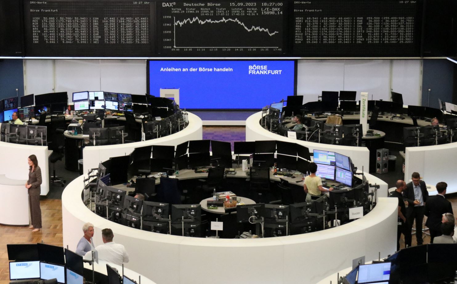 الأسهم الأوروبية تتراجع في انتظار اجتماعات البنوك المركزية