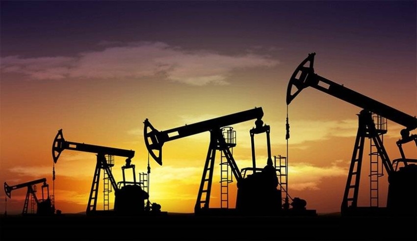 النفط يغلق على ارتفاع وسط توقعات بنقص المعروض