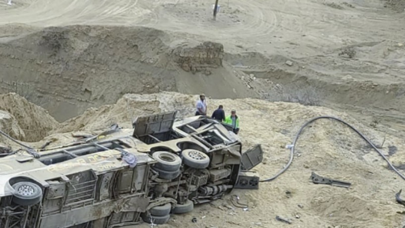 مقتل 25 شخصاً في سقوط حافلة بواد في البيرو