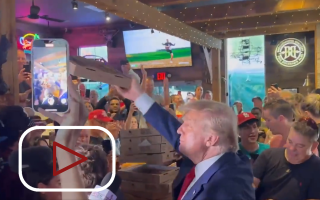 الصورة: الصورة: فيديو | ترامب يوزع «البيتزا» على أنصاره