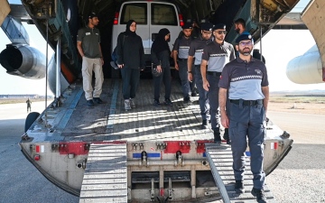 الصورة: الصورة: فريق تحديد هوية ضحايا الكوارث الإماراتي يصل إلى ليبيا