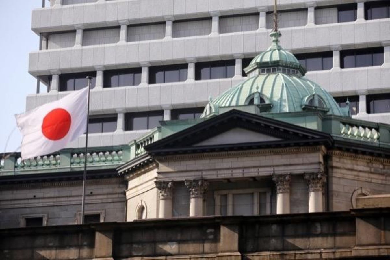 اليابان تبقي أسعار الفائدة عند مستوياتها المنخفضة.. والين يتراجع