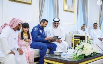 الصورة: الصورة: خالد بن محمد بن زايد يحضر حفل استقبال رائد الفضاء الإماراتي سلطان النيادي في العين