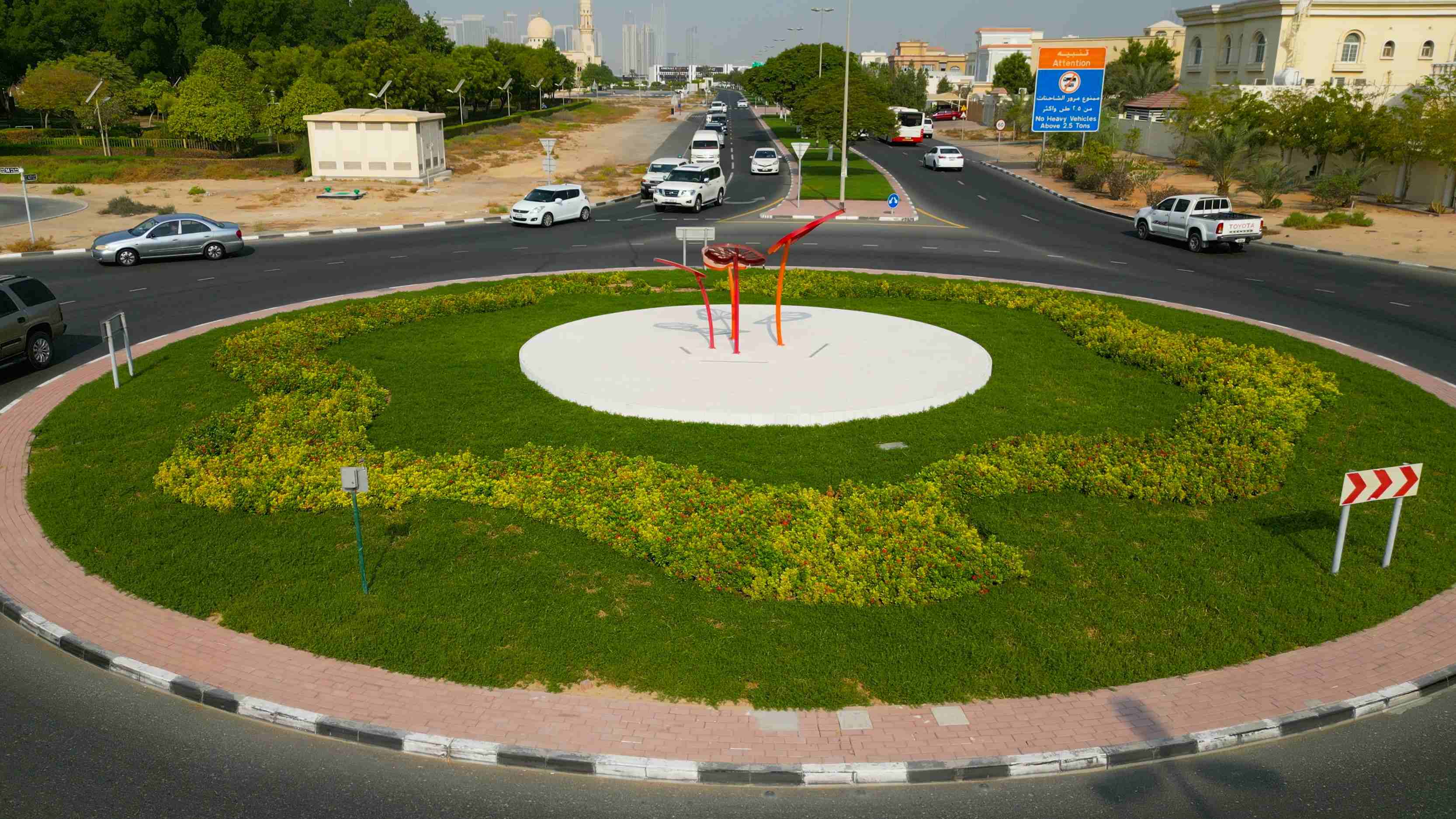 بلدية دبي تُنجز أعمال تجميل 4 دوّارات عامة بتصاميمٍ جديدة
