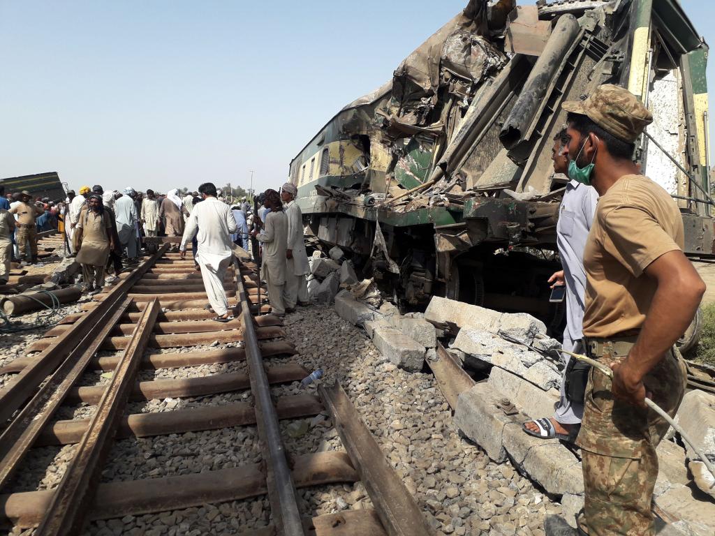30 مصاباً باصطدام قطارين شرقي باكستان
