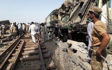 الصورة: الصورة: 30 مصاباً باصطدام قطارين شرقي باكستان