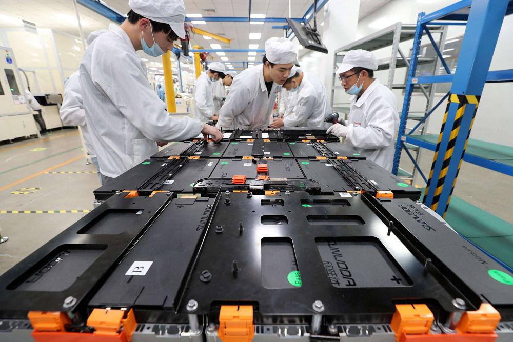 «إل جي» وشركة صينية تعتزمان إقامة 4 مصانع لمواد بطاريات السيارات الكهربائية