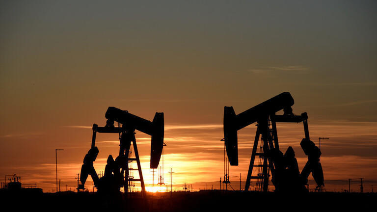 استقرار أسعار النفط عند التسوية بعد تعاملات متقلبة