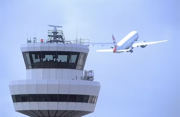 مطار لندن جاتويك يقلص عملياته بسبب الإجازات المرضية في برج المراقبة