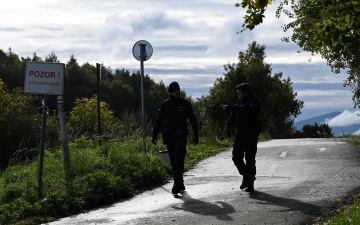 الصورة: الصورة: بولندا تشدد عمليات التفتيش على الحدود مع سلوفاكيا وسط ارتفاع عدد المهاجرين