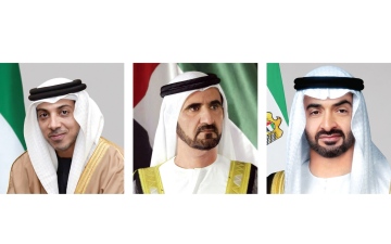 الصورة: الصورة: رئيس الدولة ونائباه والحكام يعزون أمير الكويت بوفاة مبارك الأحمد